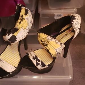 Yellow penny loves kenny heels